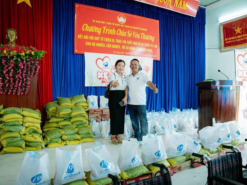 Hình ảnh minh họa nhóm hỗ trợ và tư vấn cộng đồng, nhấn mạnh sự hiện diện tại Việt Nam